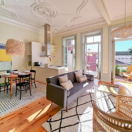Stunning Flat With Private Balcony In Center 포르투