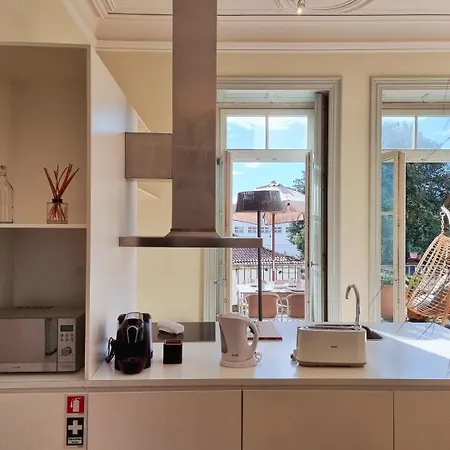 Stunning Flat With Private Balcony In Center 포르투
