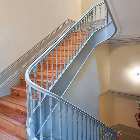 Stunning Flat With Private Balcony In Center *