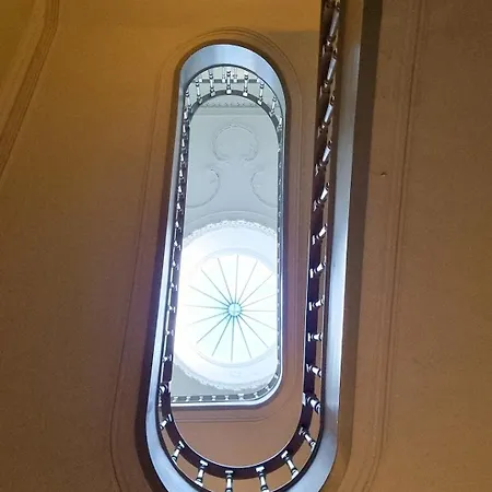 Stunning Flat With Private Balcony In Center