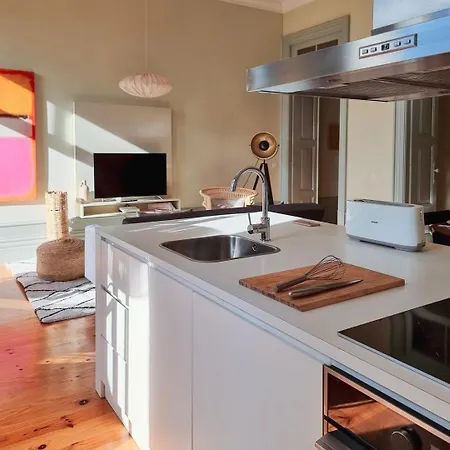 Stunning Flat With Private Balcony In Center Appartement *