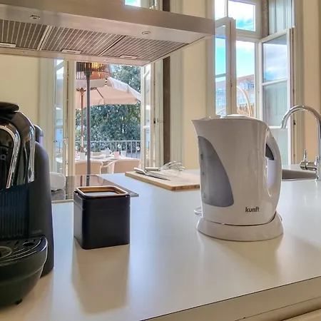 Stunning Flat With Private Balcony In Center *