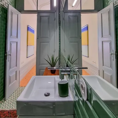 Stunning Flat With Private Balcony In Center 포르투