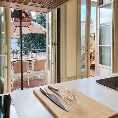 Stunning Flat With Private Balcony In Center