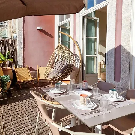 Stunning Flat With Private Balcony In Center 아파트