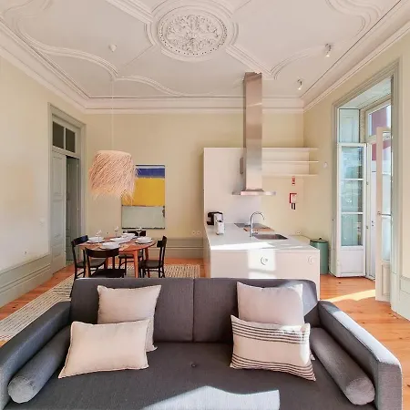 Stunning Flat With Private Balcony In Center 아파트 *