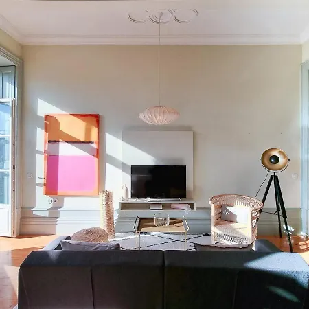 Stunning Flat With Private Balcony In Center 포르투