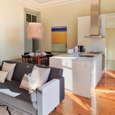 Stunning Flat With Private Balcony In Center
