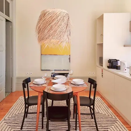 Stunning Flat With Private Balcony In Center 아파트