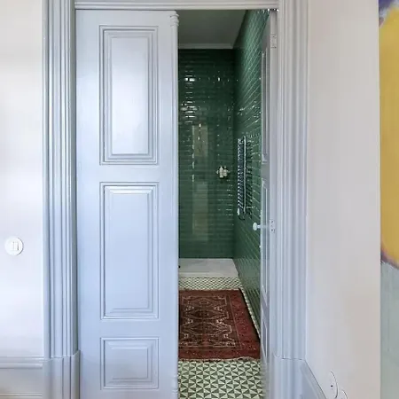 Stunning Flat With Private Balcony In Center