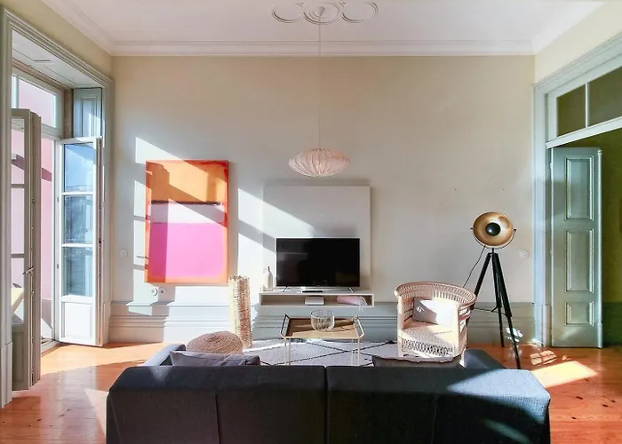 Stunning Flat With Private Balcony In Center شقة