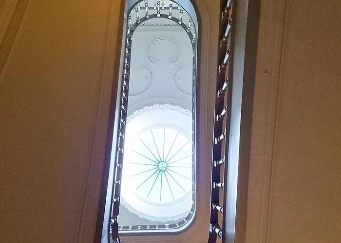 Stunning Flat With Private Balcony In Center