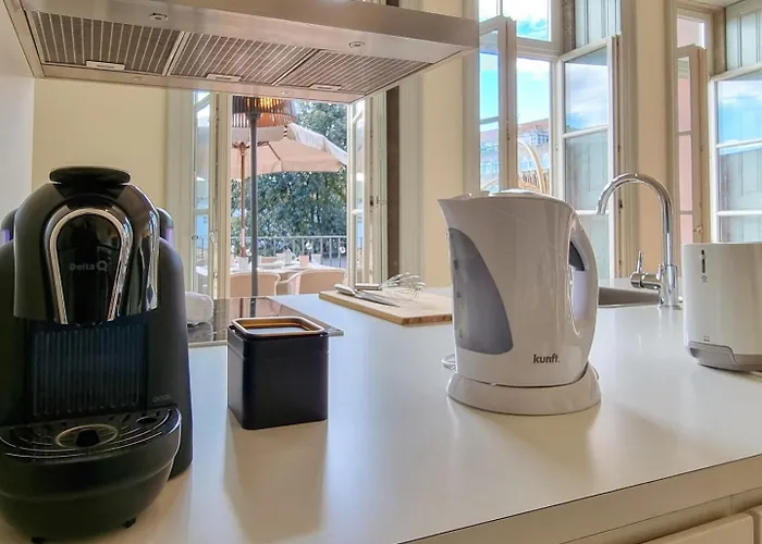 Stunning Flat With Private Balcony In Center *