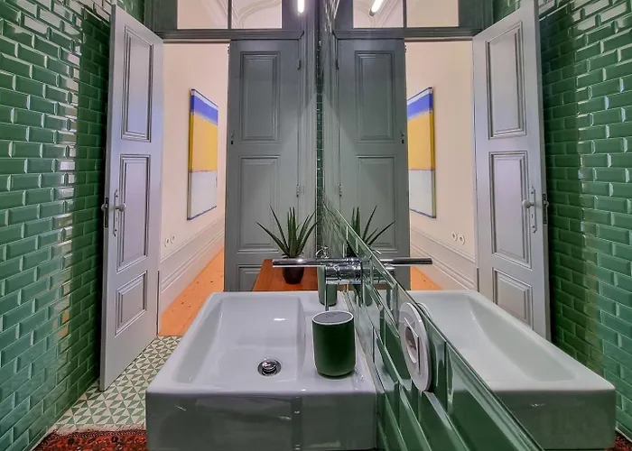 Stunning Flat With Private Balcony In Center Oporto