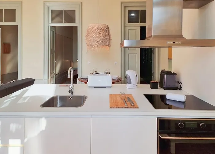 Stunning Flat With Private Balcony In Center شقة