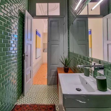 Stunning Flat With Private Balcony In Center