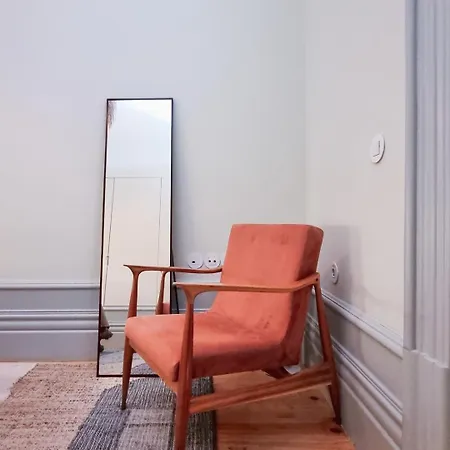 Stunning Flat With Private Balcony In Center *