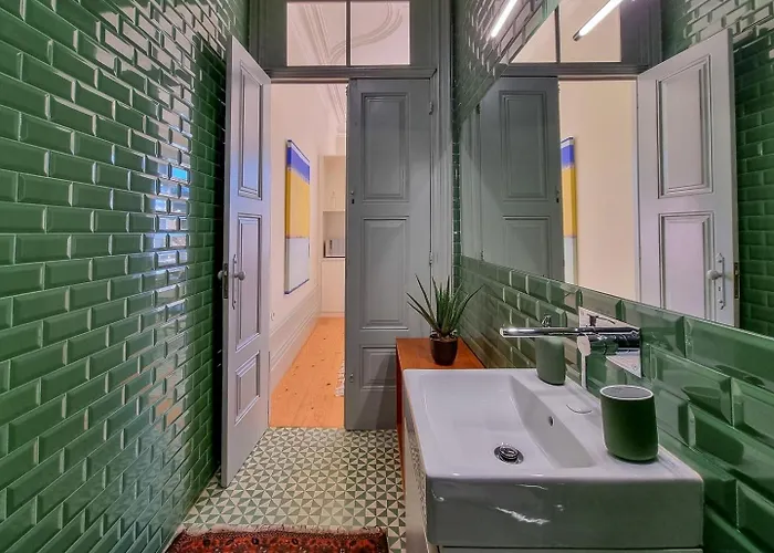 Stunning Flat With Private Balcony In Center