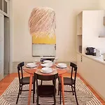 Lejlighed Stunning Flat With Private Balcony In Center