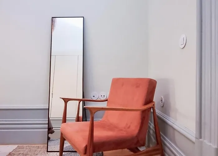 Stunning Flat With Private Balcony In Center *